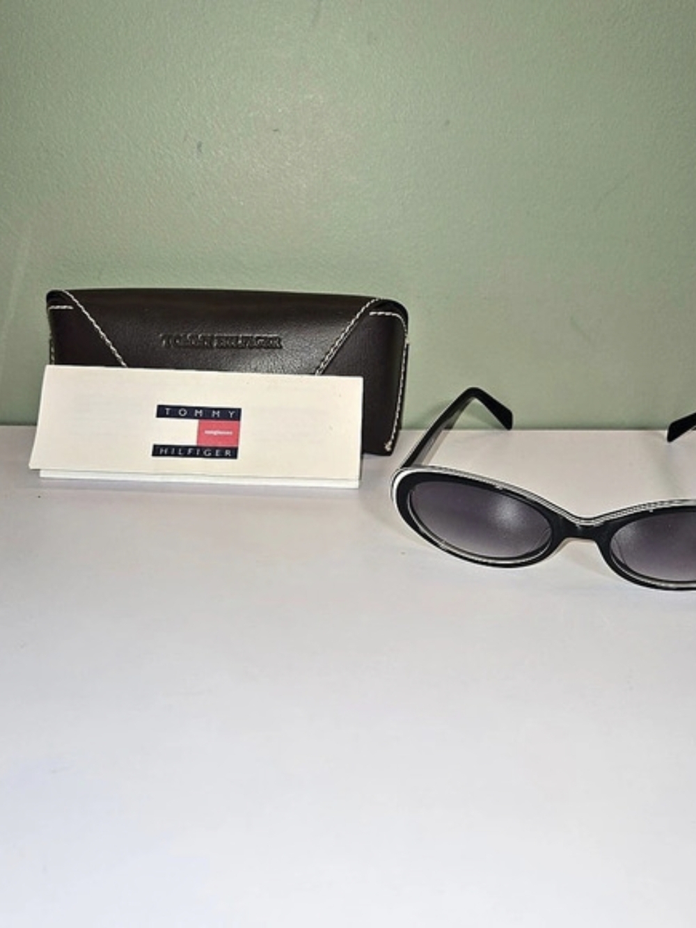 Vintage Tommy Hilfiger 4111 098 Black & White Oval Sunglasses Y2K Full Set Case